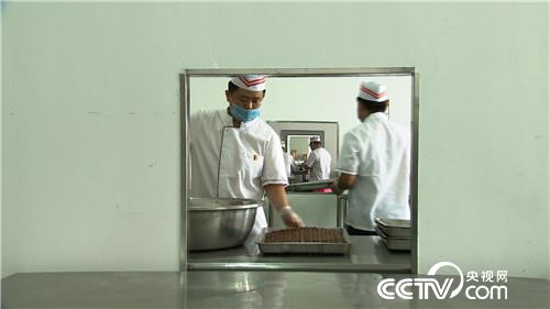 [致富经]只吃草的鱼 出锅像猫余 让他年赚600万 20181022 